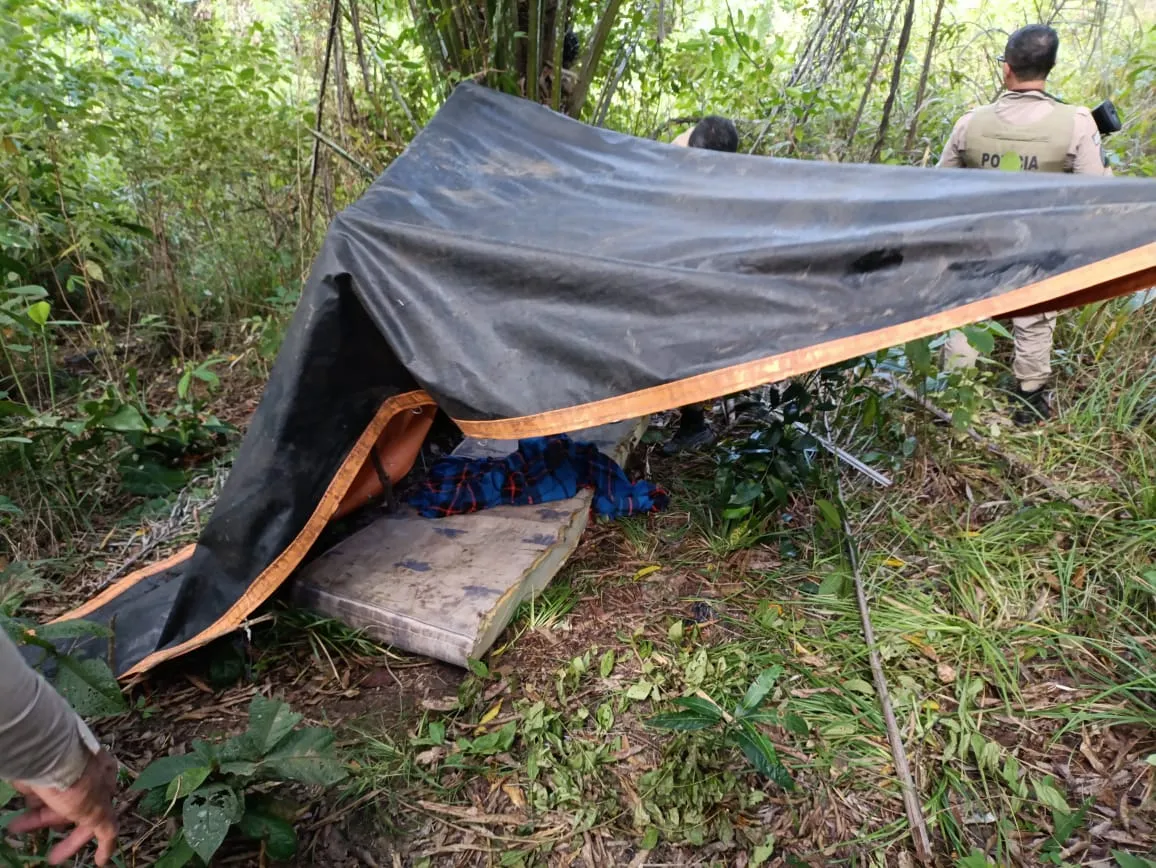 Imagem ilustrativa da imagem PM descobre acampamento de bandidos em Vera Cruz e apreende arma potente