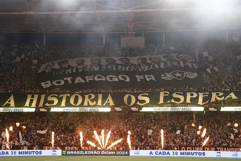 Mosaico alvi-negro em Botafogo 1x1 Vitoria pelo Campeonato Brasileiro no Estadio Nilton Santos