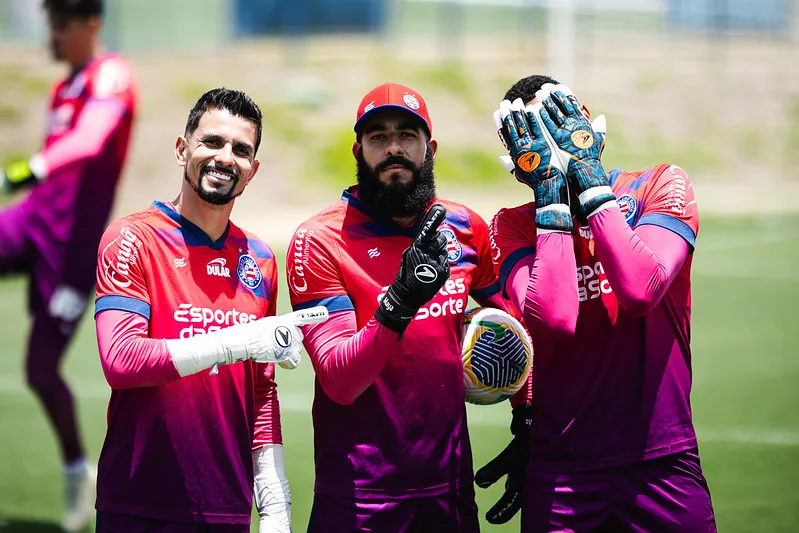 Marcos Felipe, Danilo Fernandes e Adriel treinando pelo Bahia