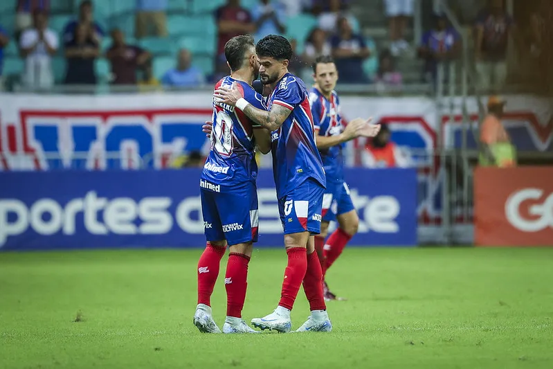 Cauly e Everton Ribeiro em Bahia x Criciúma - 28ª rodada do Campeonato Brasileiro