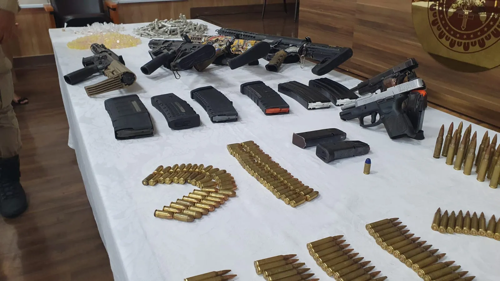 Armas e drogas foram apreendidas junto com o grupo criminoso