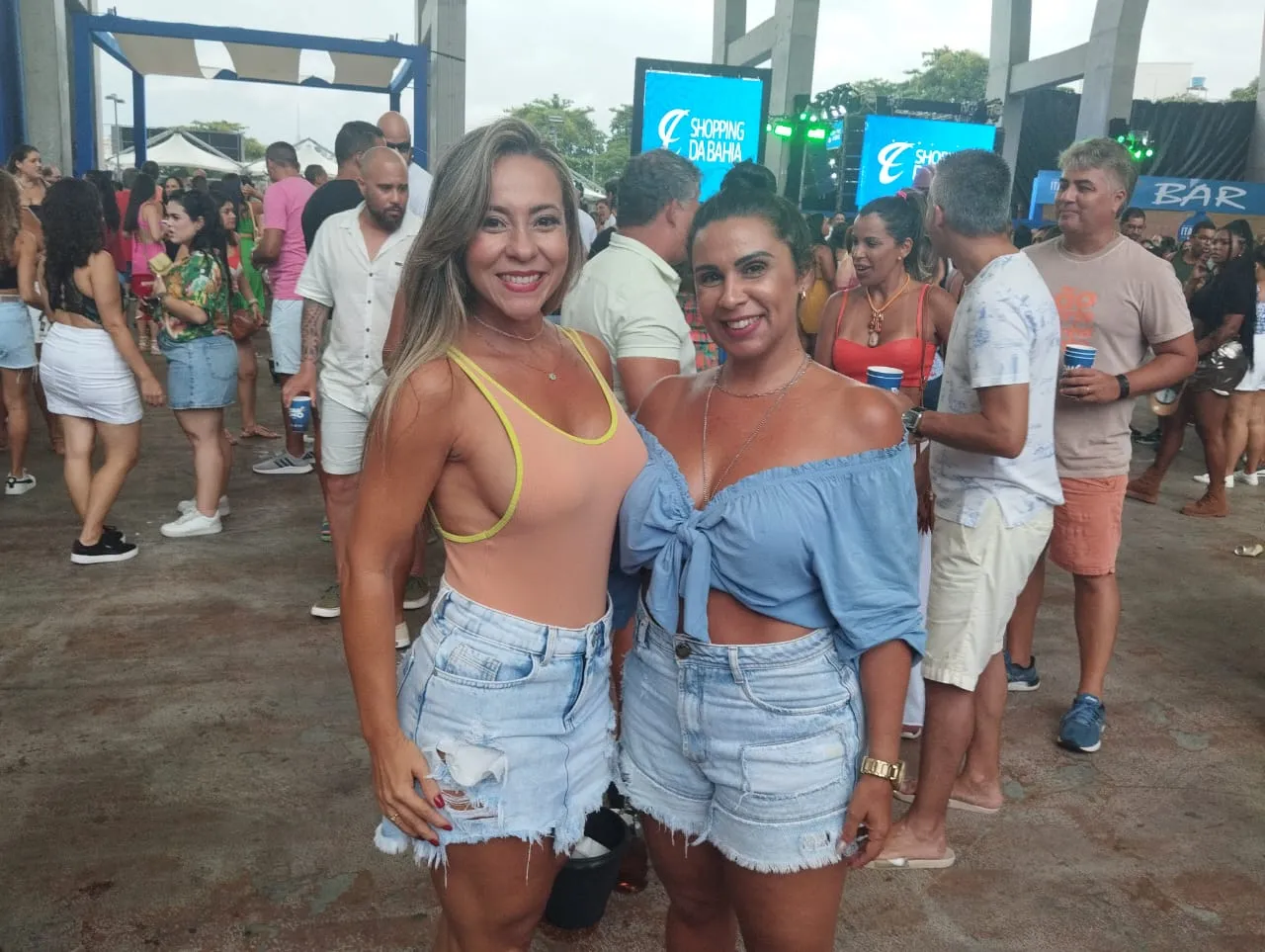 Amigas curtem juntas o evento