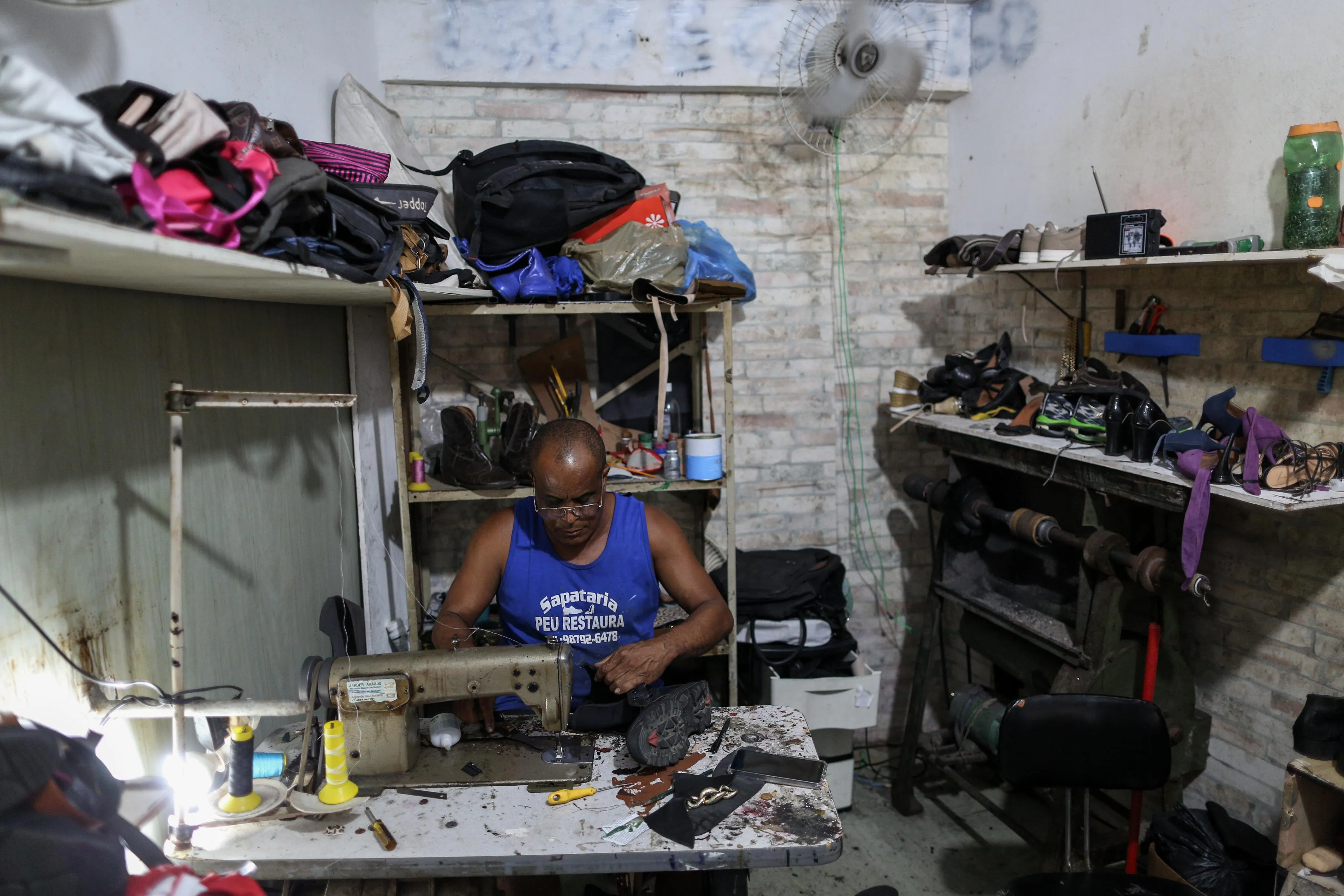 Imagem ilustrativa da imagem Profissão de sapateiro enfrenta luta por sobrevivência em Salvador