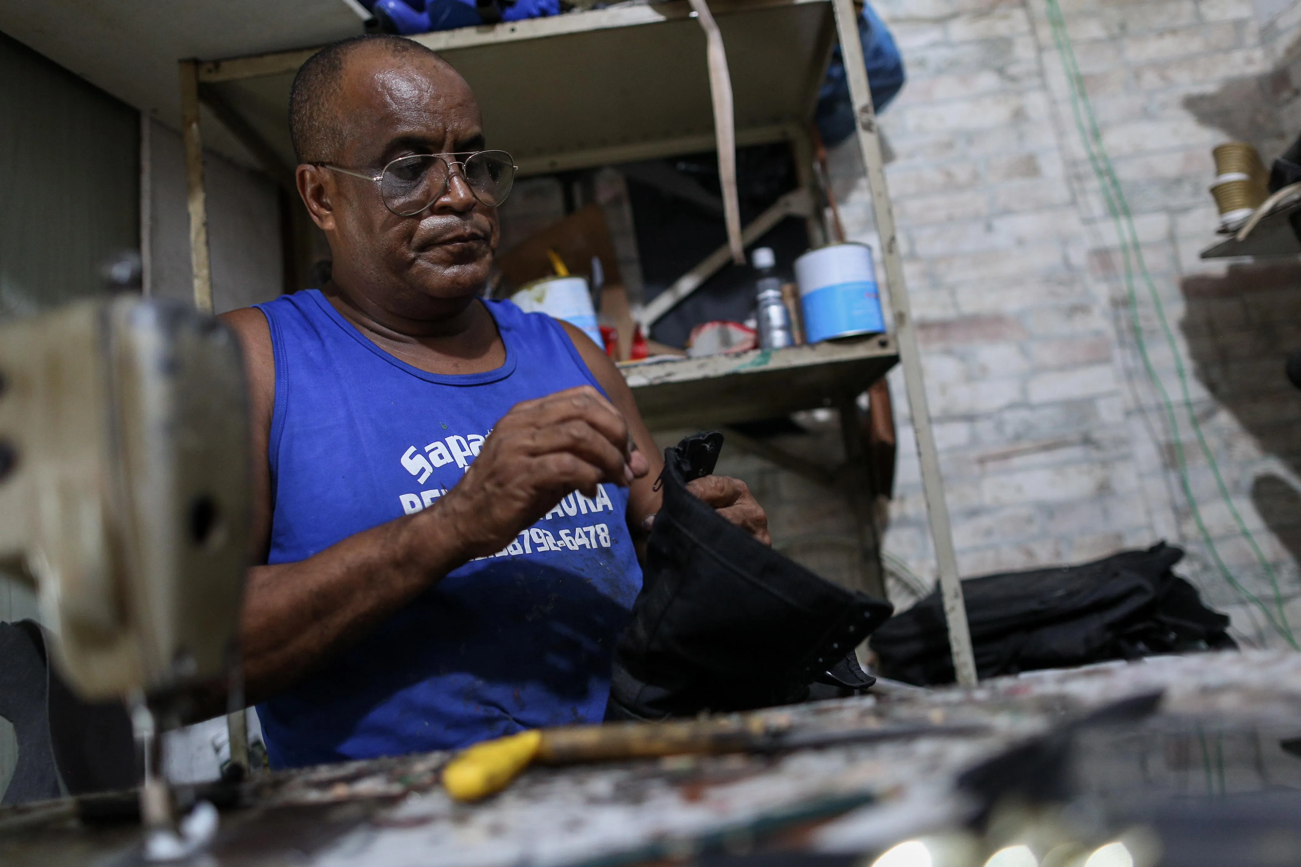 Imagem ilustrativa da imagem Profissão de sapateiro enfrenta luta por sobrevivência em Salvador