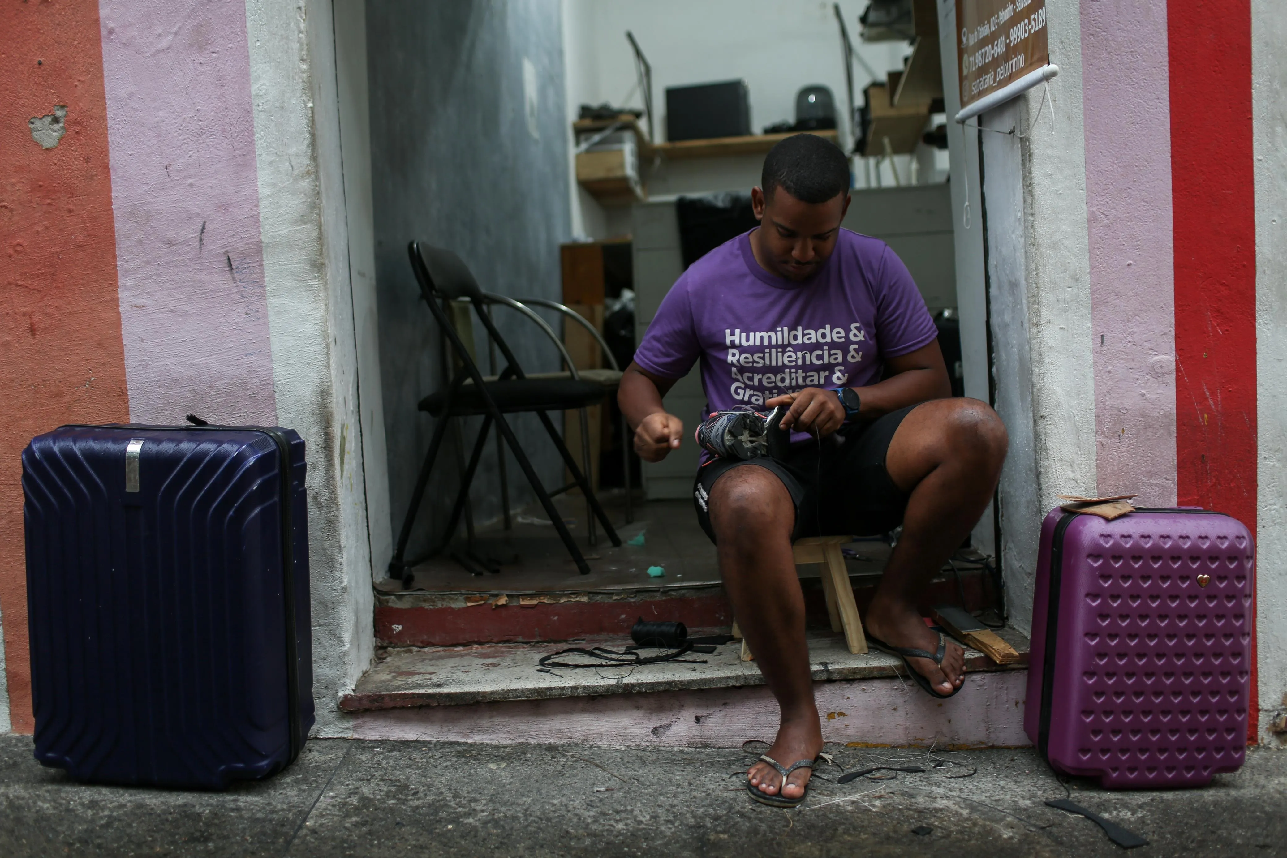 Imagem ilustrativa da imagem Profissão de sapateiro enfrenta luta por sobrevivência em Salvador