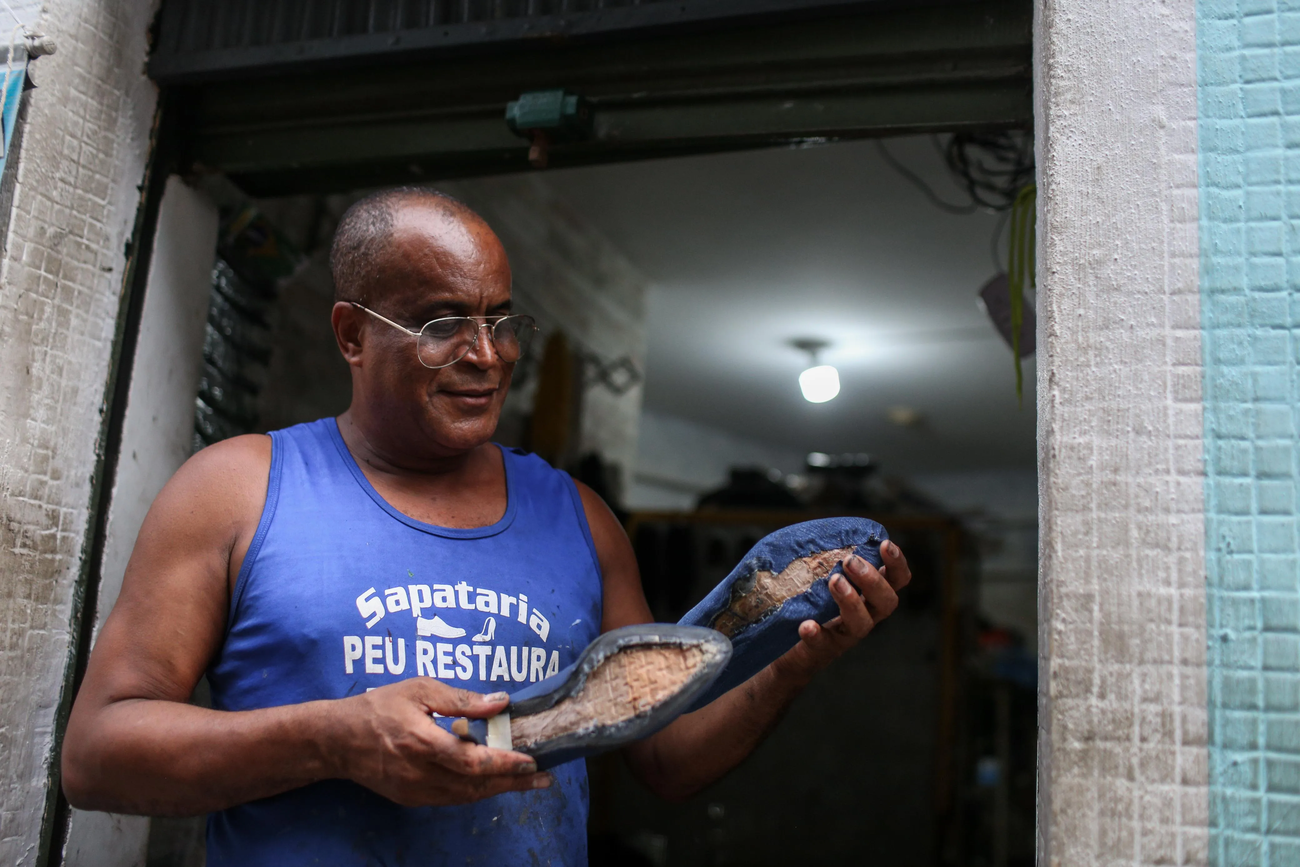 Imagem ilustrativa da imagem Profissão de sapateiro enfrenta luta por sobrevivência em Salvador