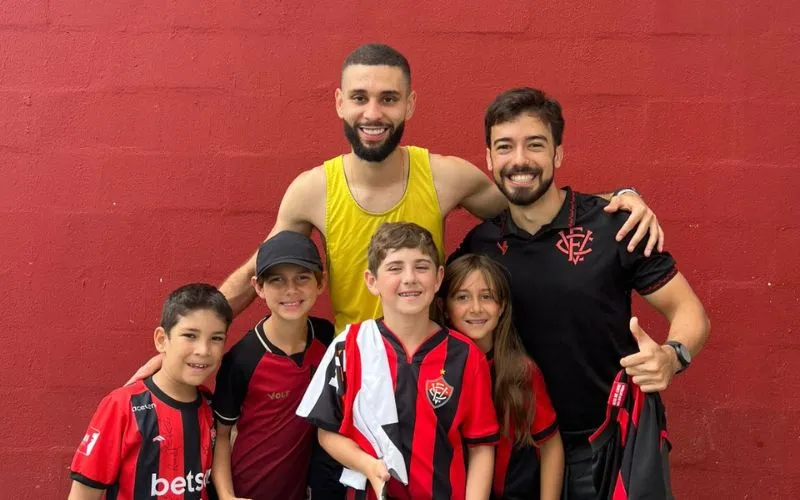 Joaquim, Wagner Leonardo e a criançada no CT Manoel Pontes Tanajura