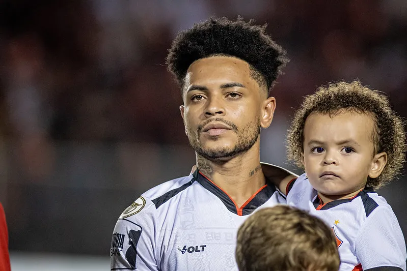 Matheuzinho em campo pelo Vitória