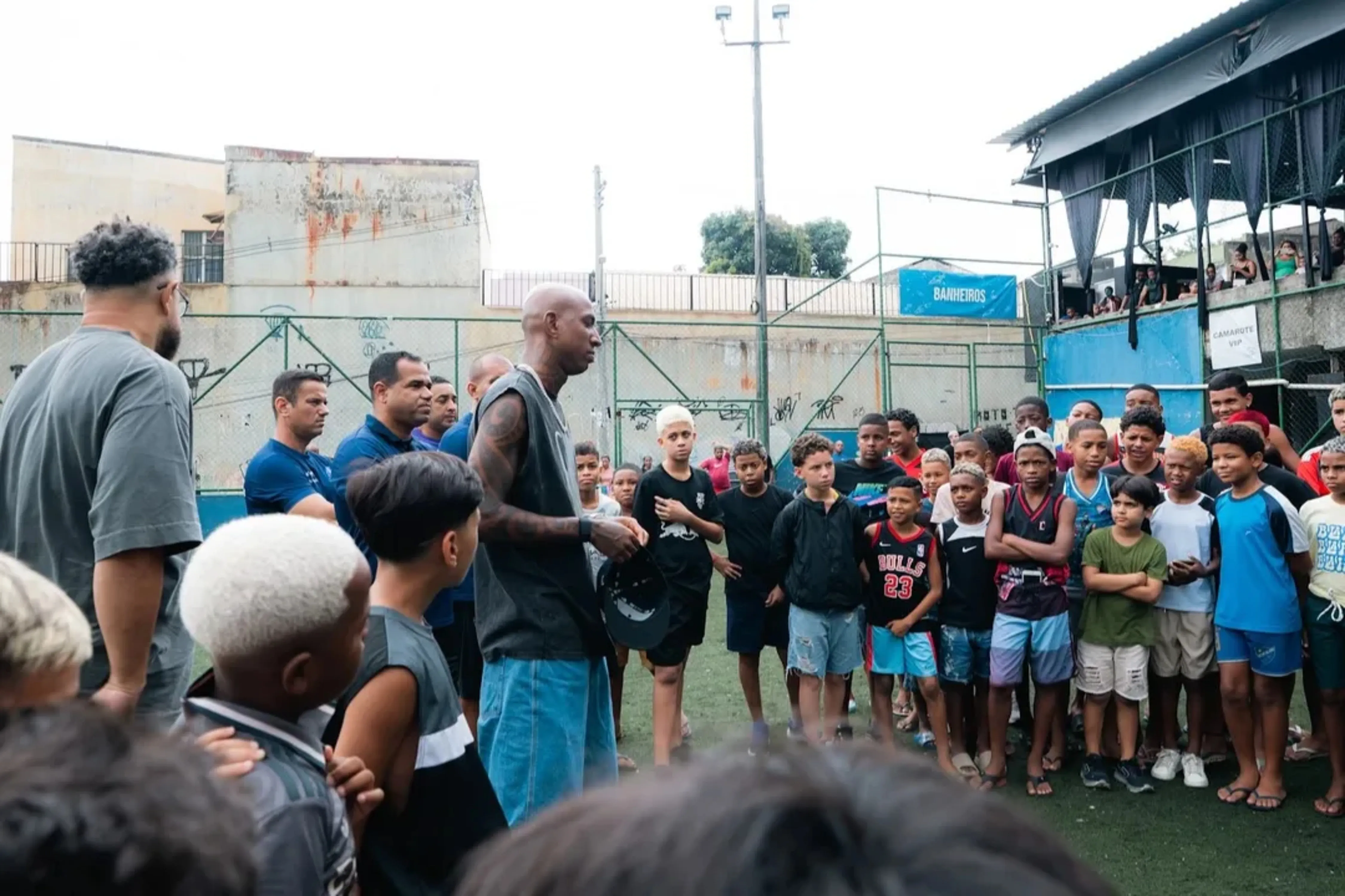 Jogador voltou às raízes para fazer o bem na sua comunidade