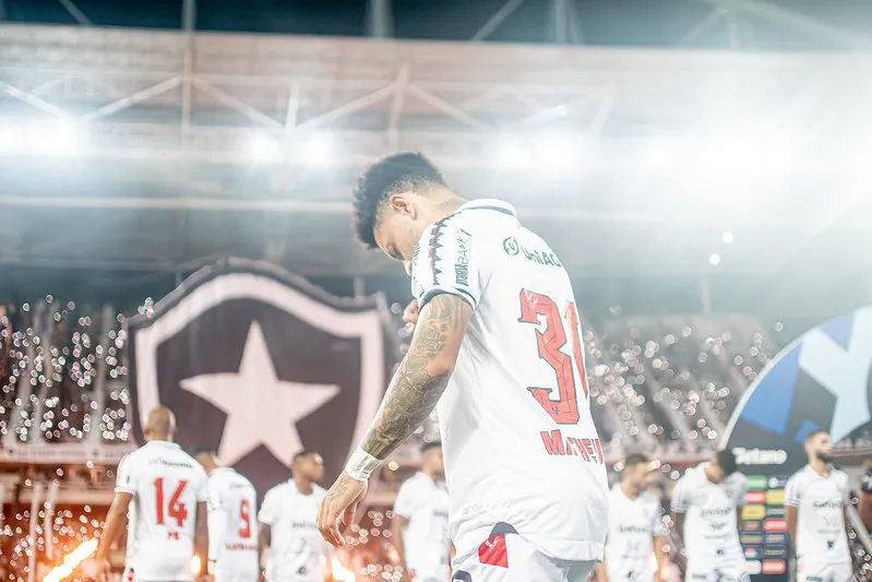 Matheusinho no confronto de ida da Copa do Brasil, contra o Botafogo no Nilton Santos