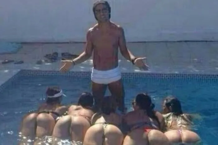 Ronaldinho com cinco mulheres em uma festa na piscina