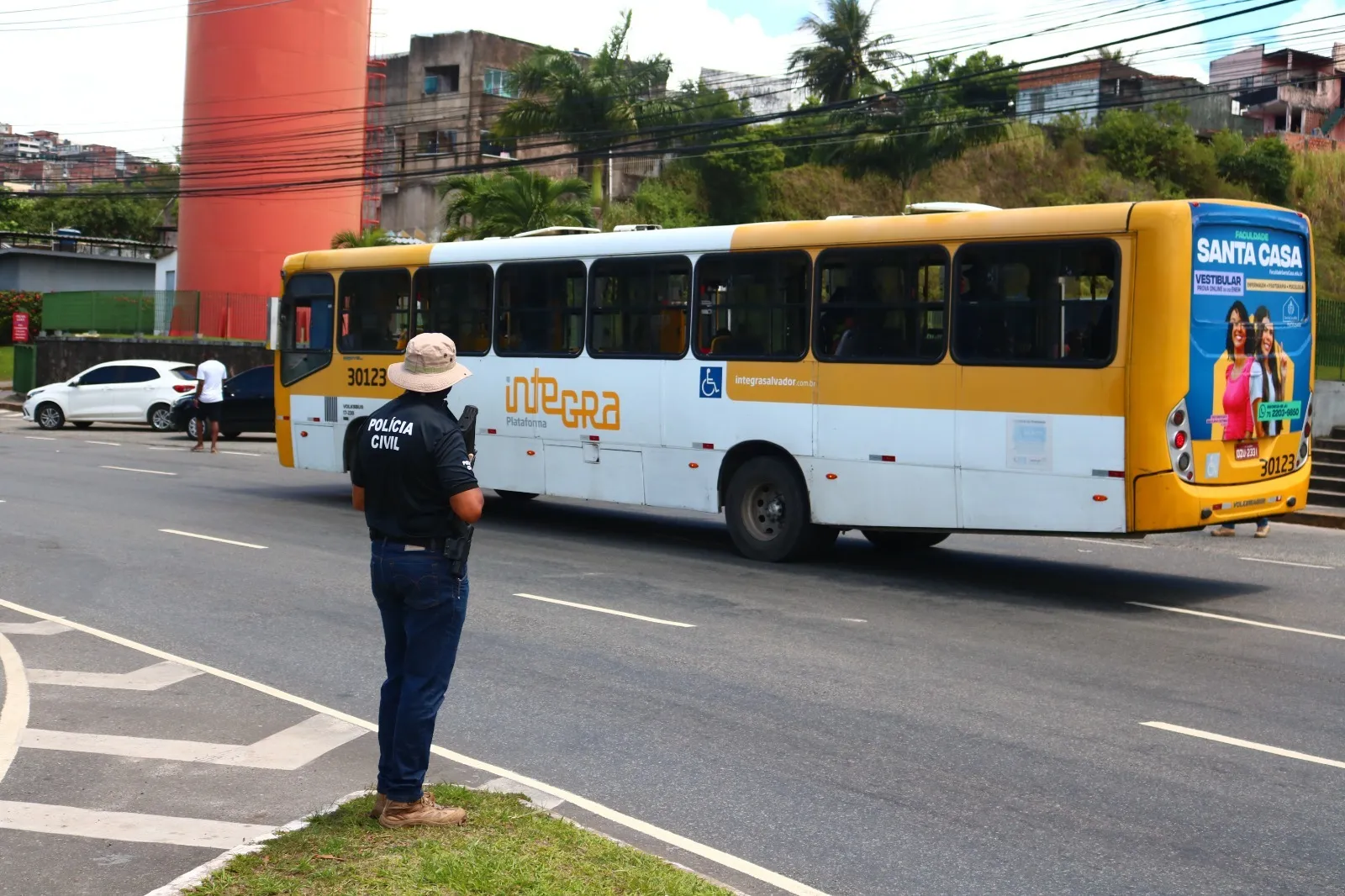 Imagem ilustrativa da imagem Roubos em ônibus coletivos diminuem em 36% na Bahia, revela SSP