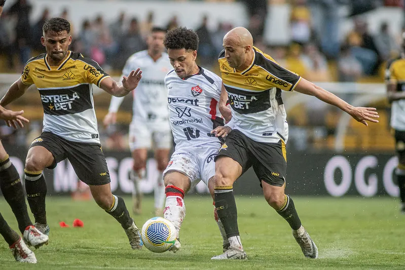 Matheuzinho atuando pelo Vitória contra o Criciúma, na última quarta-feira (20)