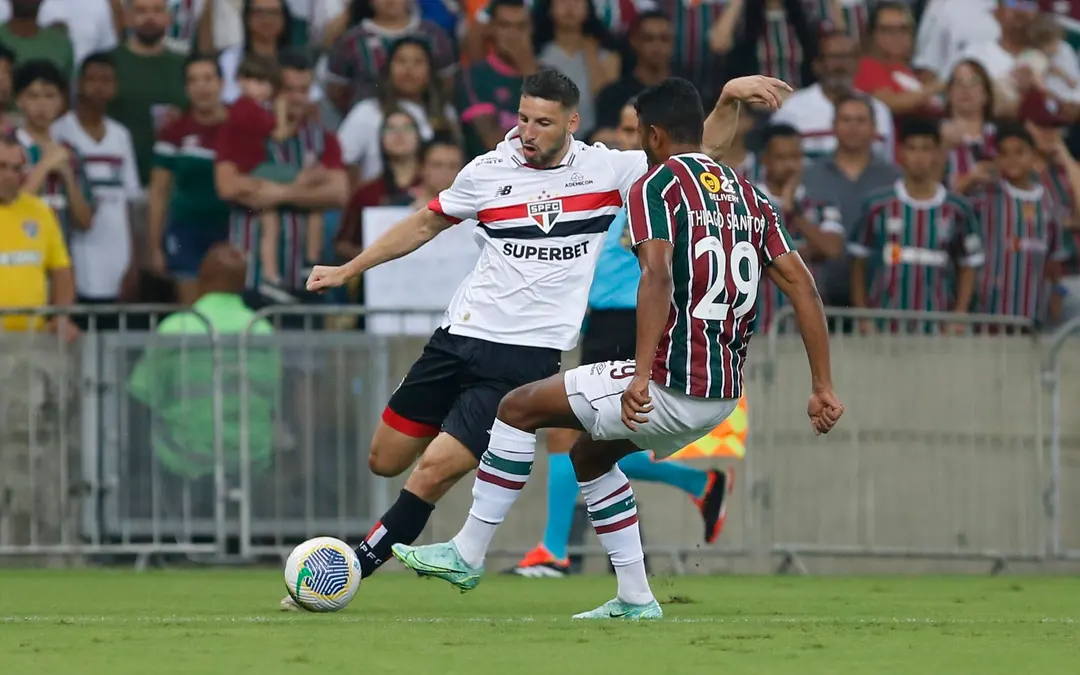 Calleri e Thiago Santos em Fluminense x São Paulo