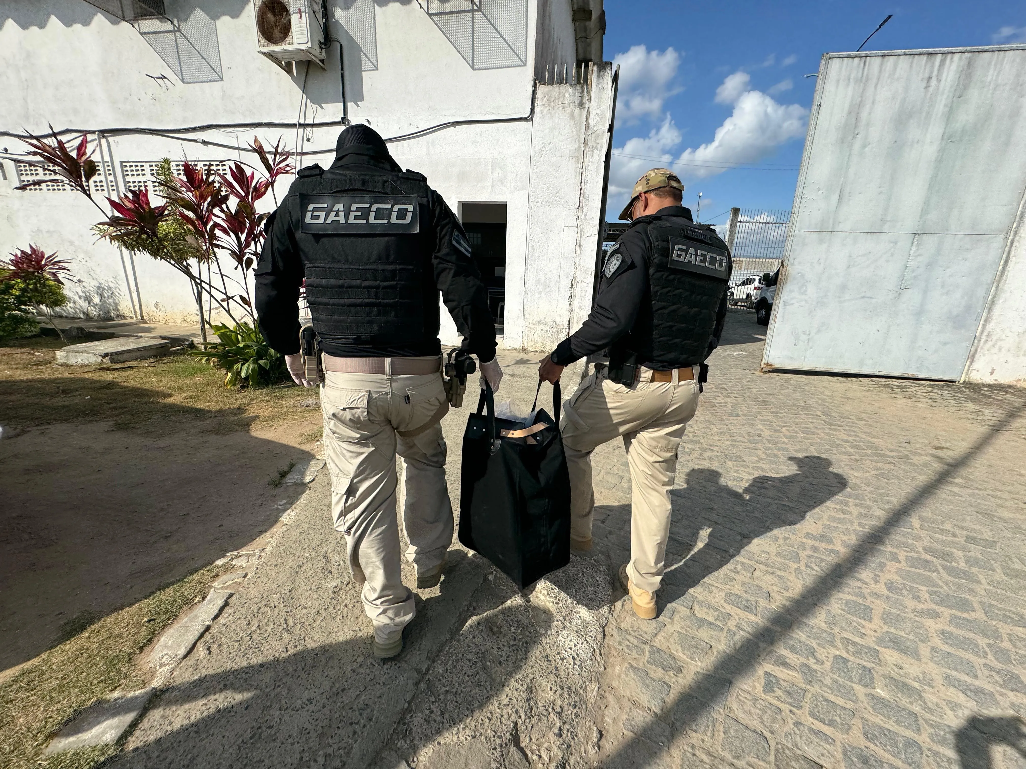 Agentes do GAECO carregam materiais apreendidos