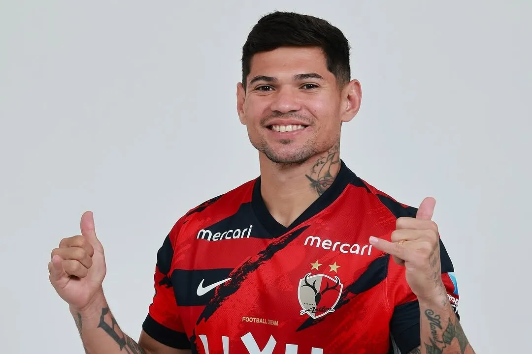 Léo Ceará com a camisa do Kashima Antlers