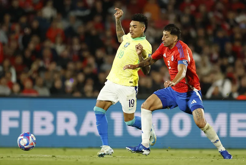 Igor Jesus em disputa com chileno na vitória por 2 a 1 da Seleção