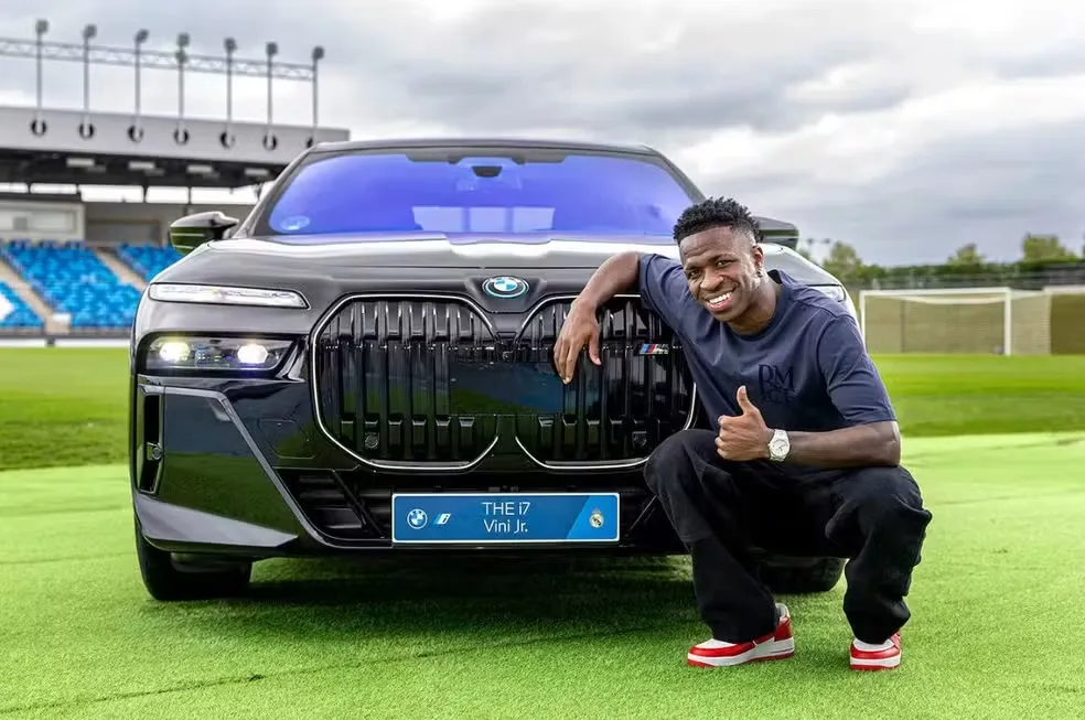 Imagem ilustrativa da imagem Só naves! Veja fotos dos carrões presentados aos jogadores pelo Real