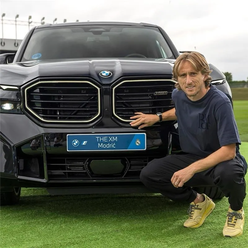 Imagem ilustrativa da imagem Só naves! Veja fotos dos carrões presentados aos jogadores pelo Real