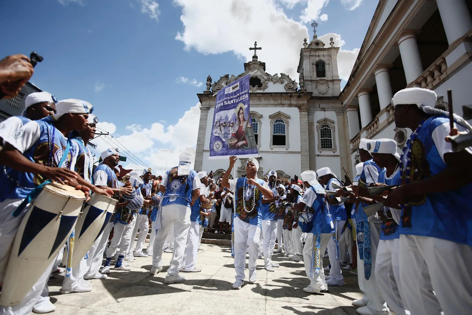 Imagem ilustrativa da imagem Sob sol forte e calor, devotos celebram Santa Luzia em Salvador