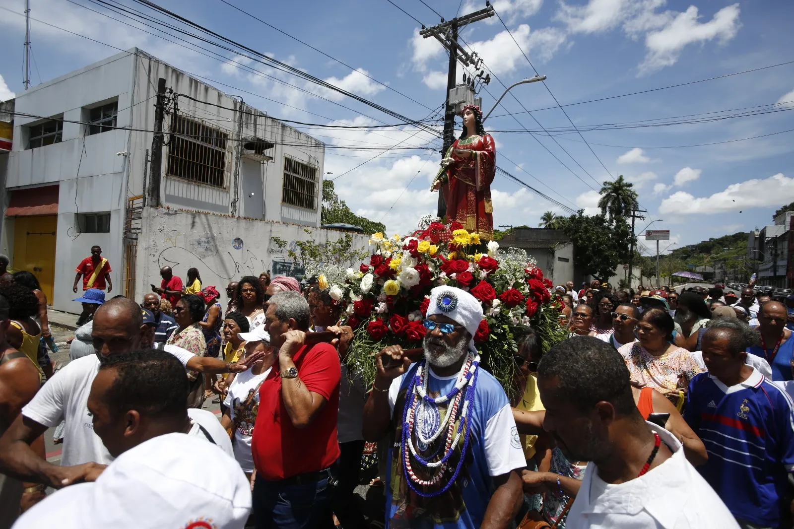 Imagem ilustrativa da imagem Sob sol forte e calor, devotos celebram Santa Luzia em Salvador