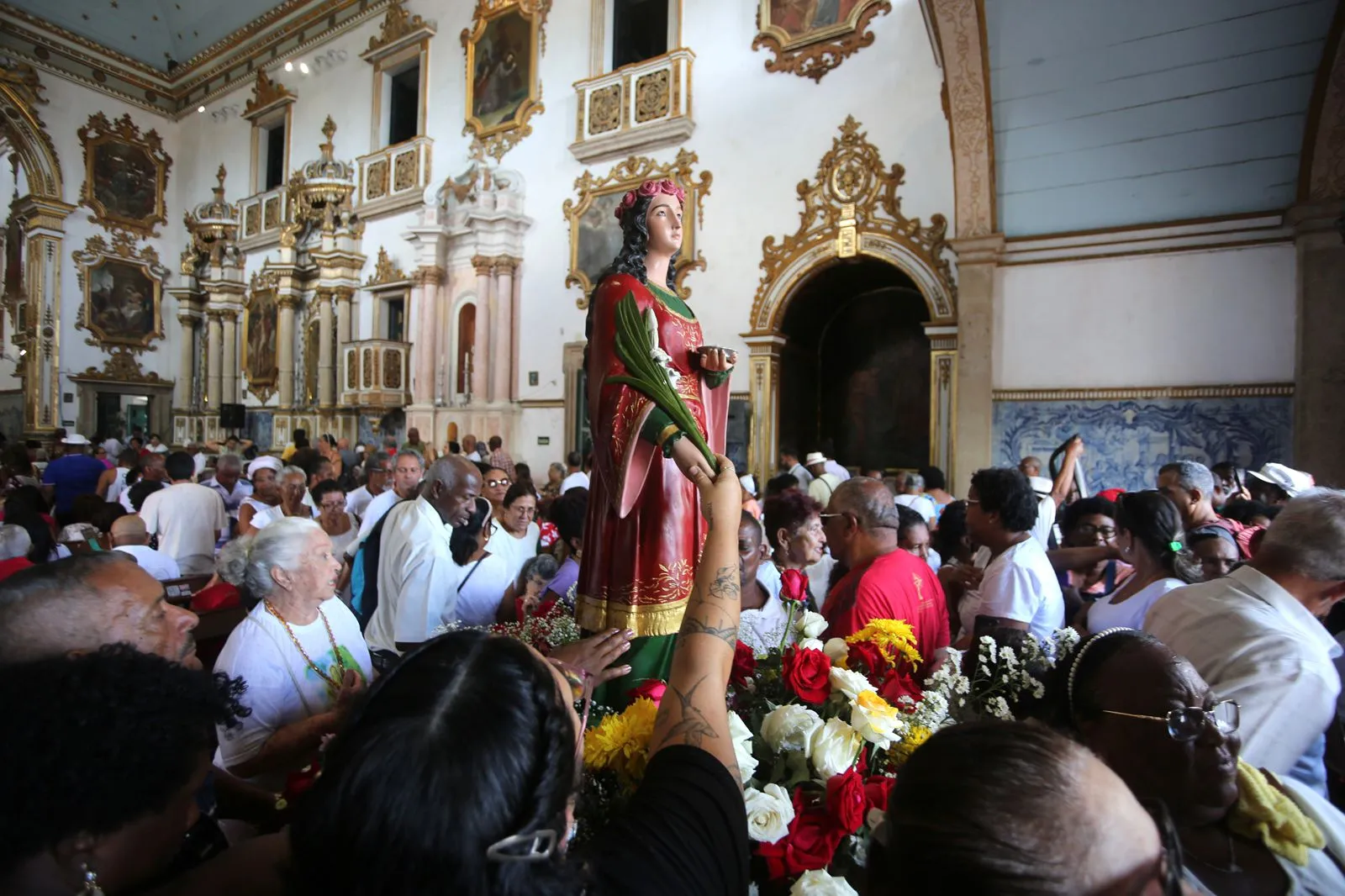 Imagem ilustrativa da imagem Sob sol forte e calor, devotos celebram Santa Luzia em Salvador