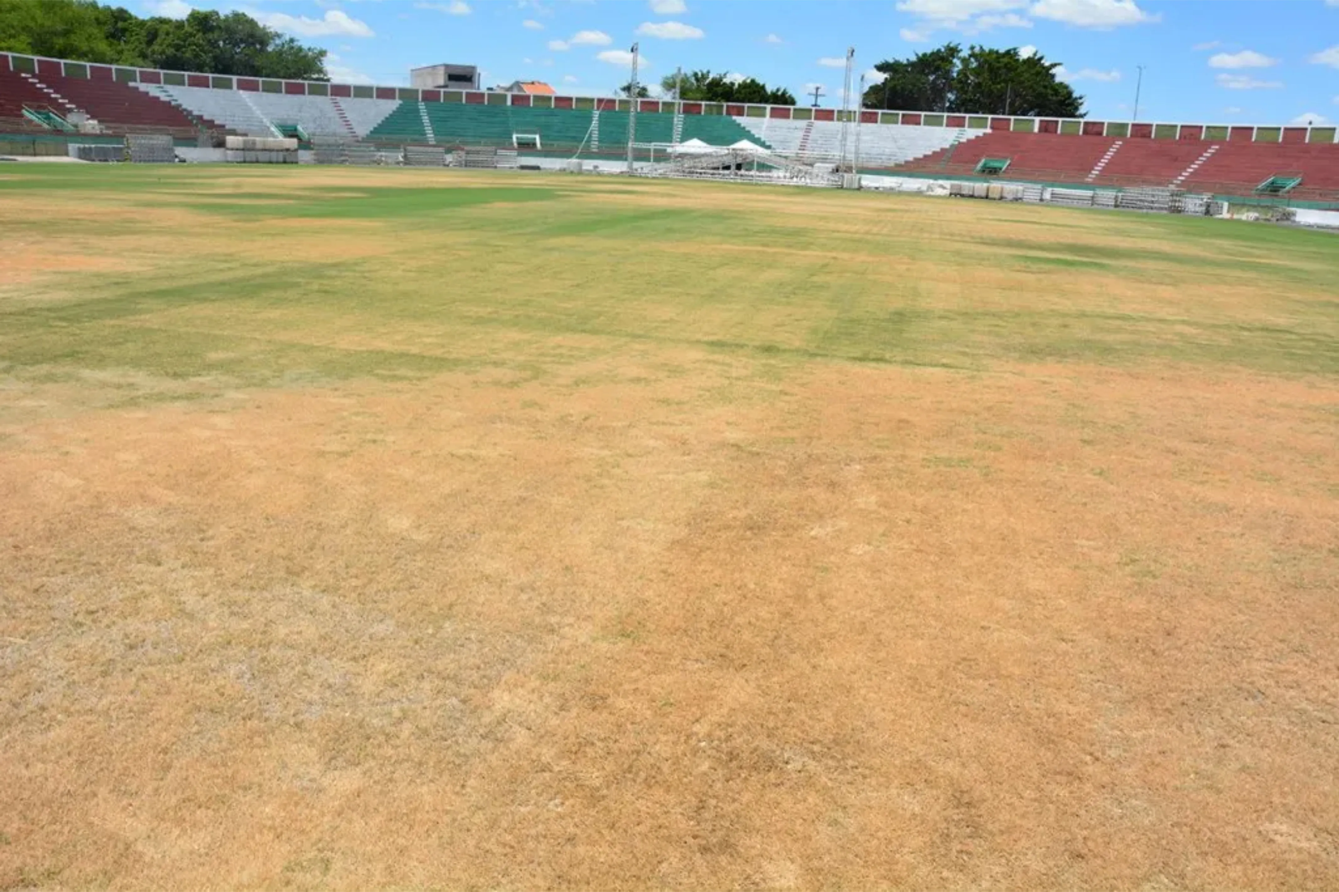 Gramado de estádio de Feira de Santana está caótico