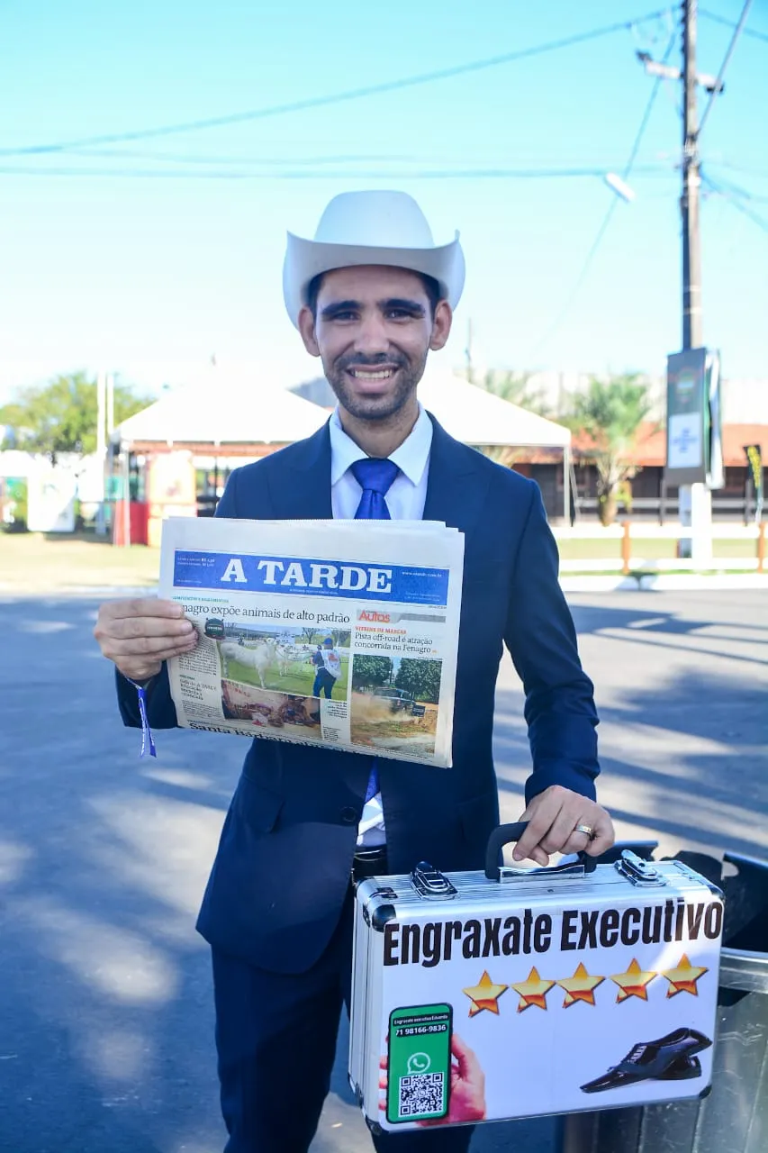 Eduardo Moraes carregando o centenário A TARDE