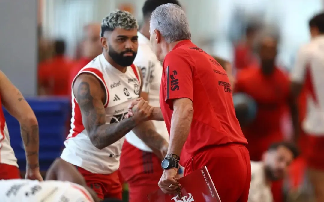 Gabigol cumprimenta Tite na chegada do treinador ao Flamengo