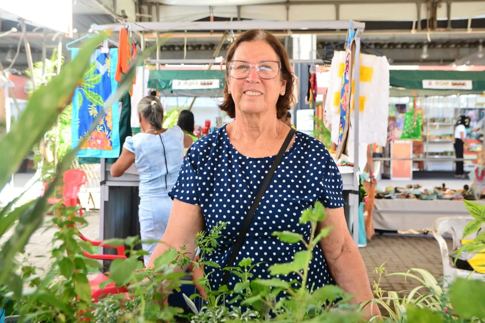 Maria de Lourdes é vendedora de plantas medicinais e flores