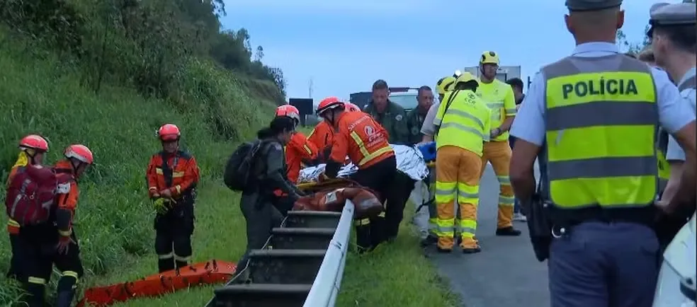 Piloto e menina são resgatados de local de queda de helicóptero em Caieiras, na Grande SP.