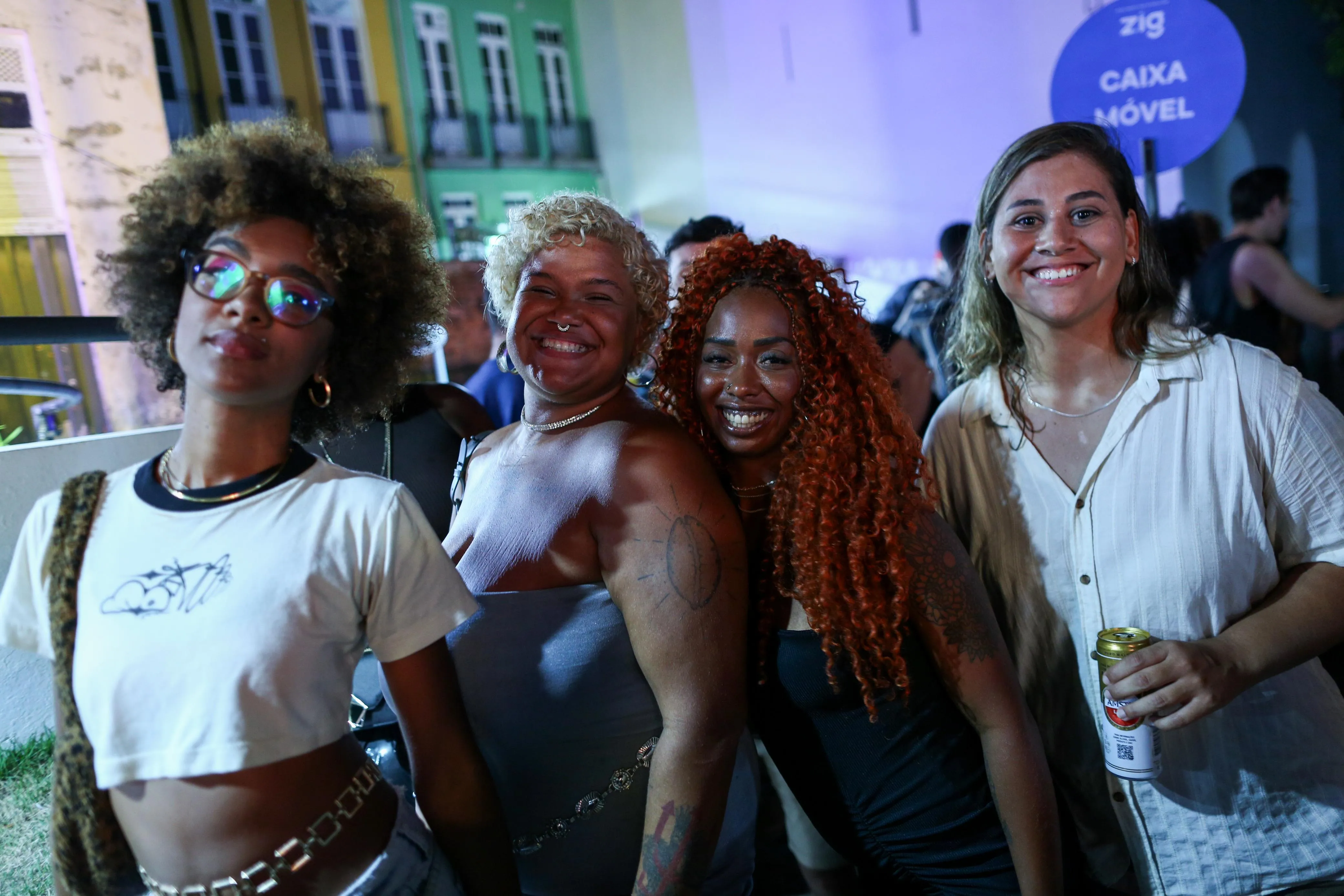 Rai (vestido azul) ao lado das amigas