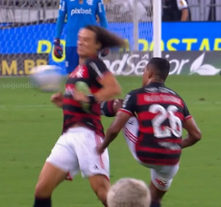 Imagem ilustrativa da imagem Vídeo: David Luiz pede a juiz cartão para companheiro do Flamengo