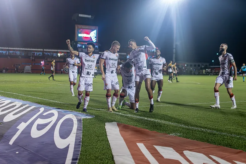 Vitória bateu o Criciúma por 2 a 1, no Barradão, em julho