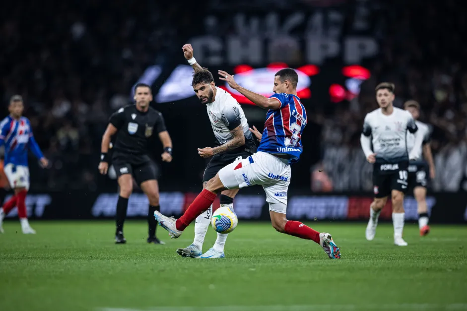 Yuri Alberto e Gabriel Xavier em disputa durante jogo do Corinthians contra o Bahia