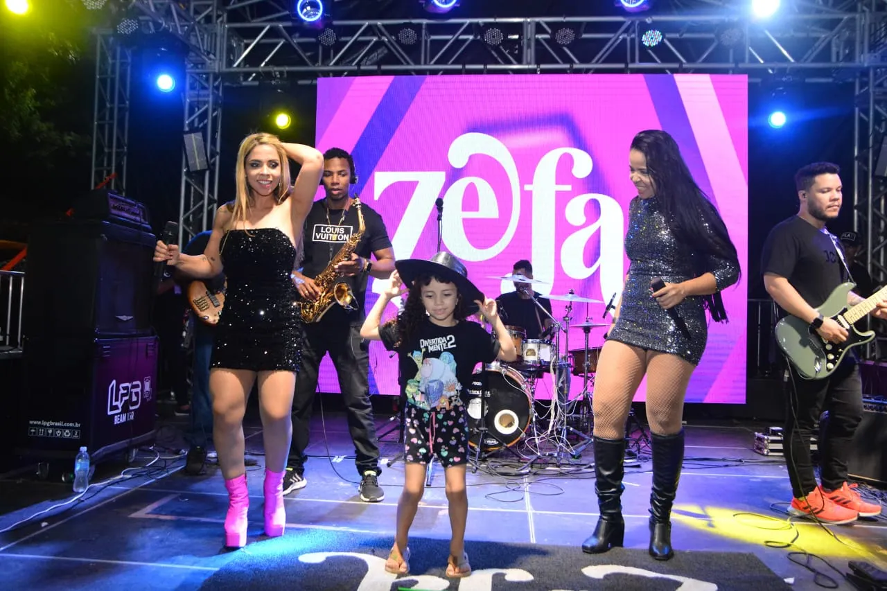 A pequena Emily dançou no palco com a Zefa di Zeca