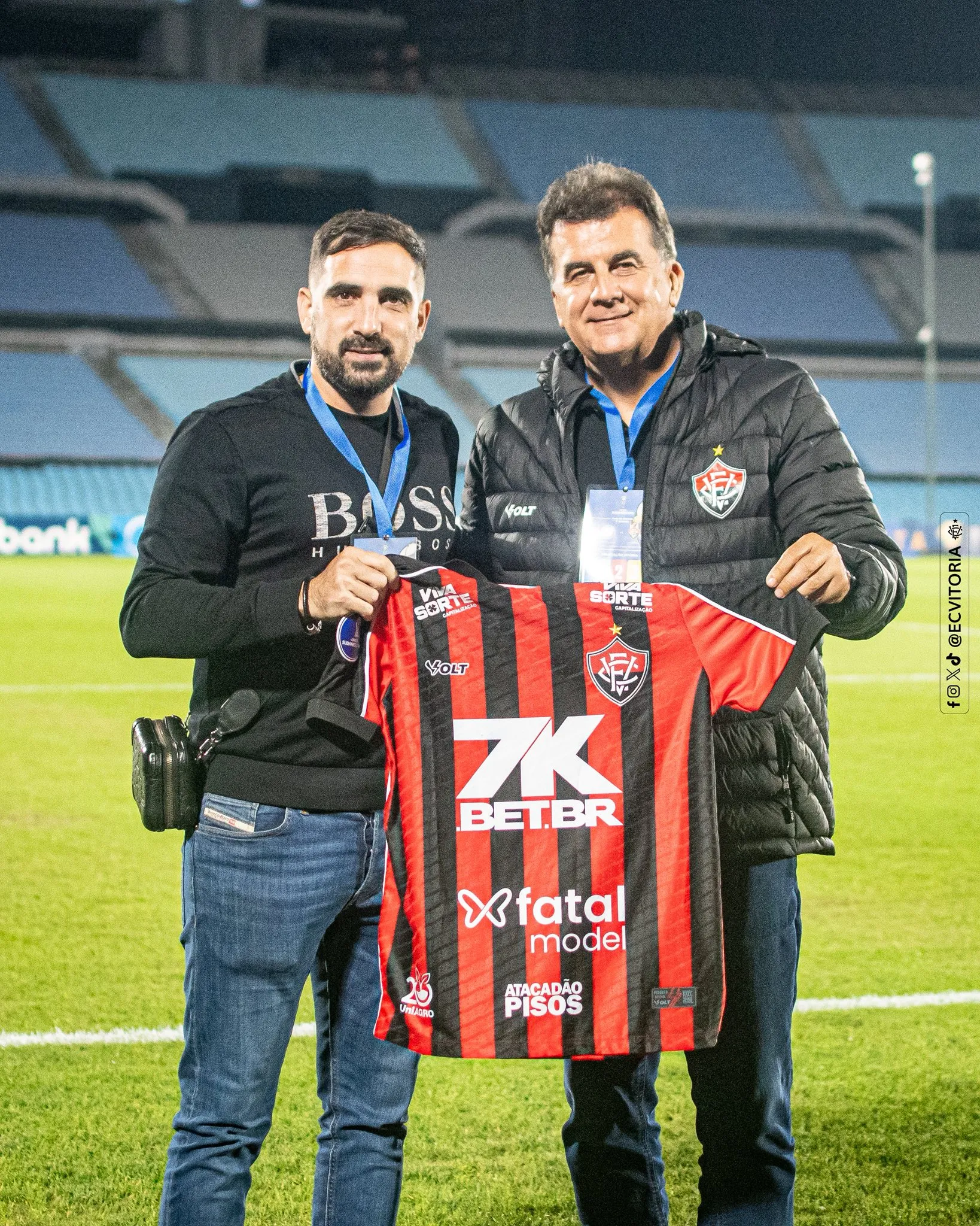 Ex-jogador rubro-negro posa pra foto com o presidente Fábio Mota