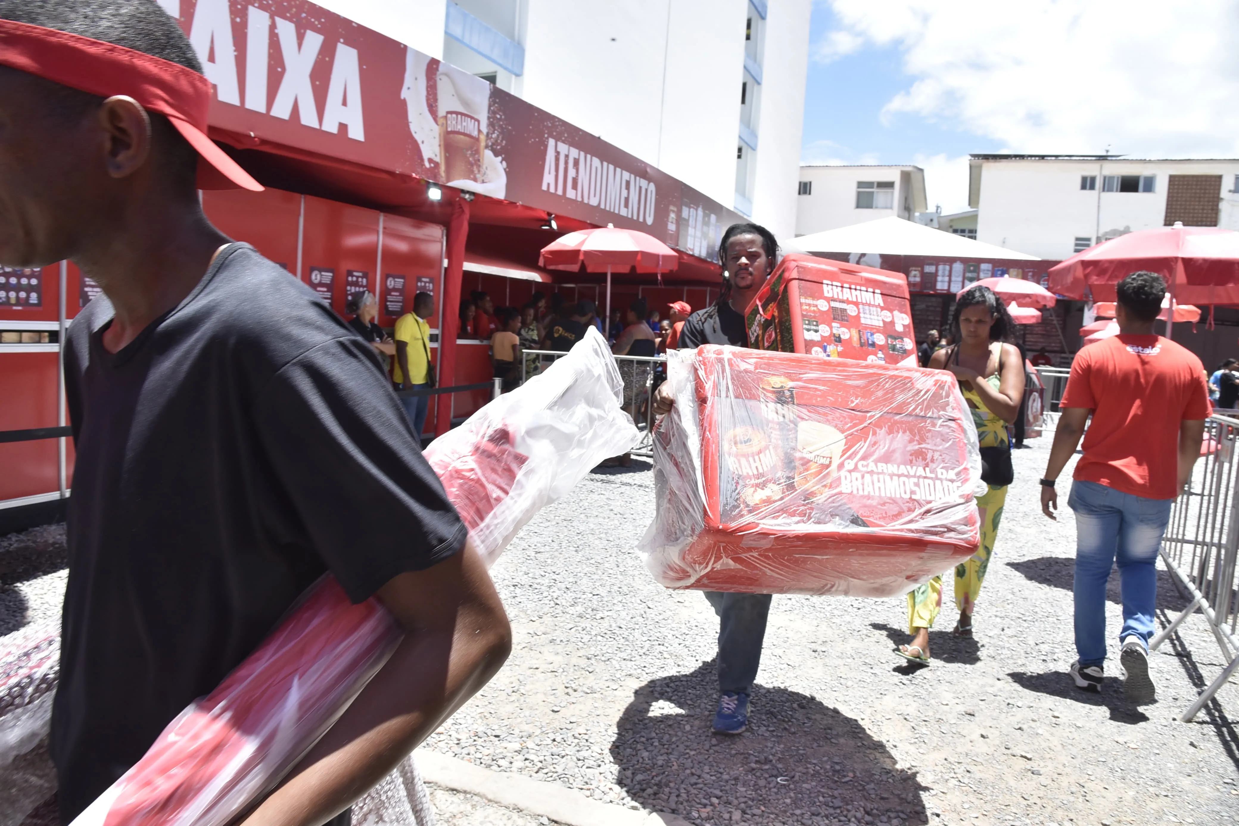 Imagem ilustrativa da imagem Ambulantes recebem kits para o 'corre' no Carnaval