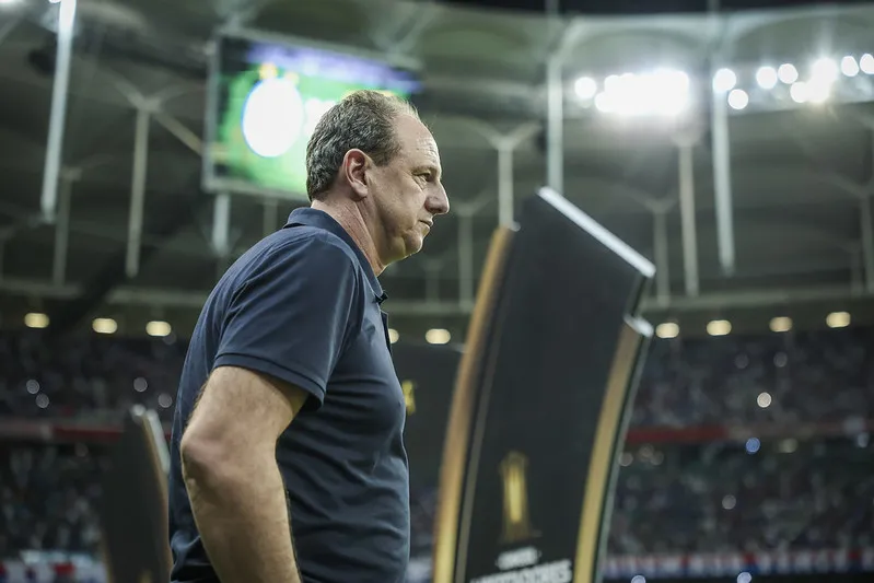 Ceni à beira do gramado da Arena Fonte Nova durante um jogo de Libertadores