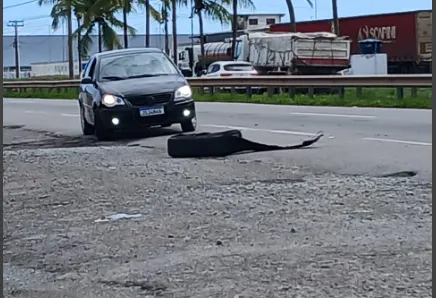 Pneu do ônibus ficou no meio da pista