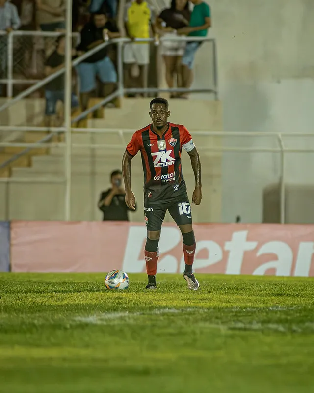 Imagem ilustrativa da imagem Após lesão, Edu comemora retorno à titularidade no Vitória: "Muito feliz"