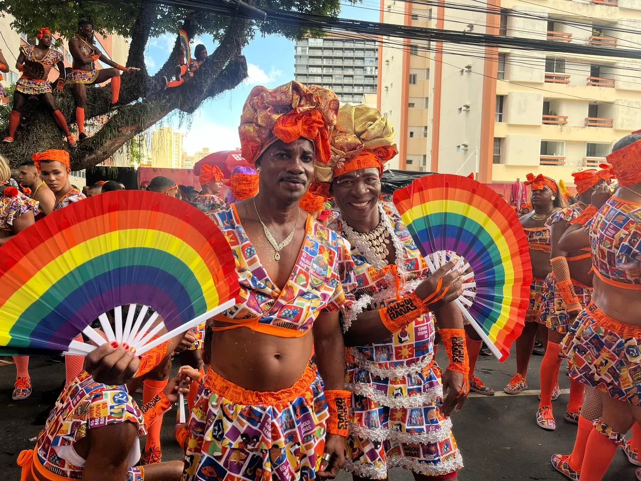 Amigos mostram o leque que está bombando