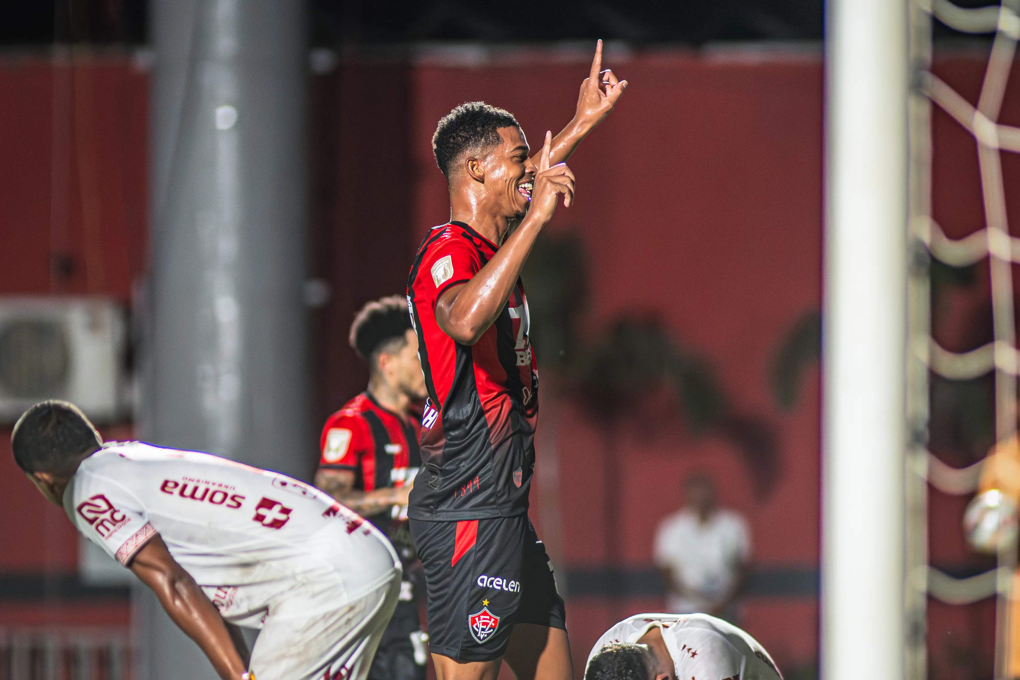 Carlinhos comemorando seu primeiro gol pelo Vitória