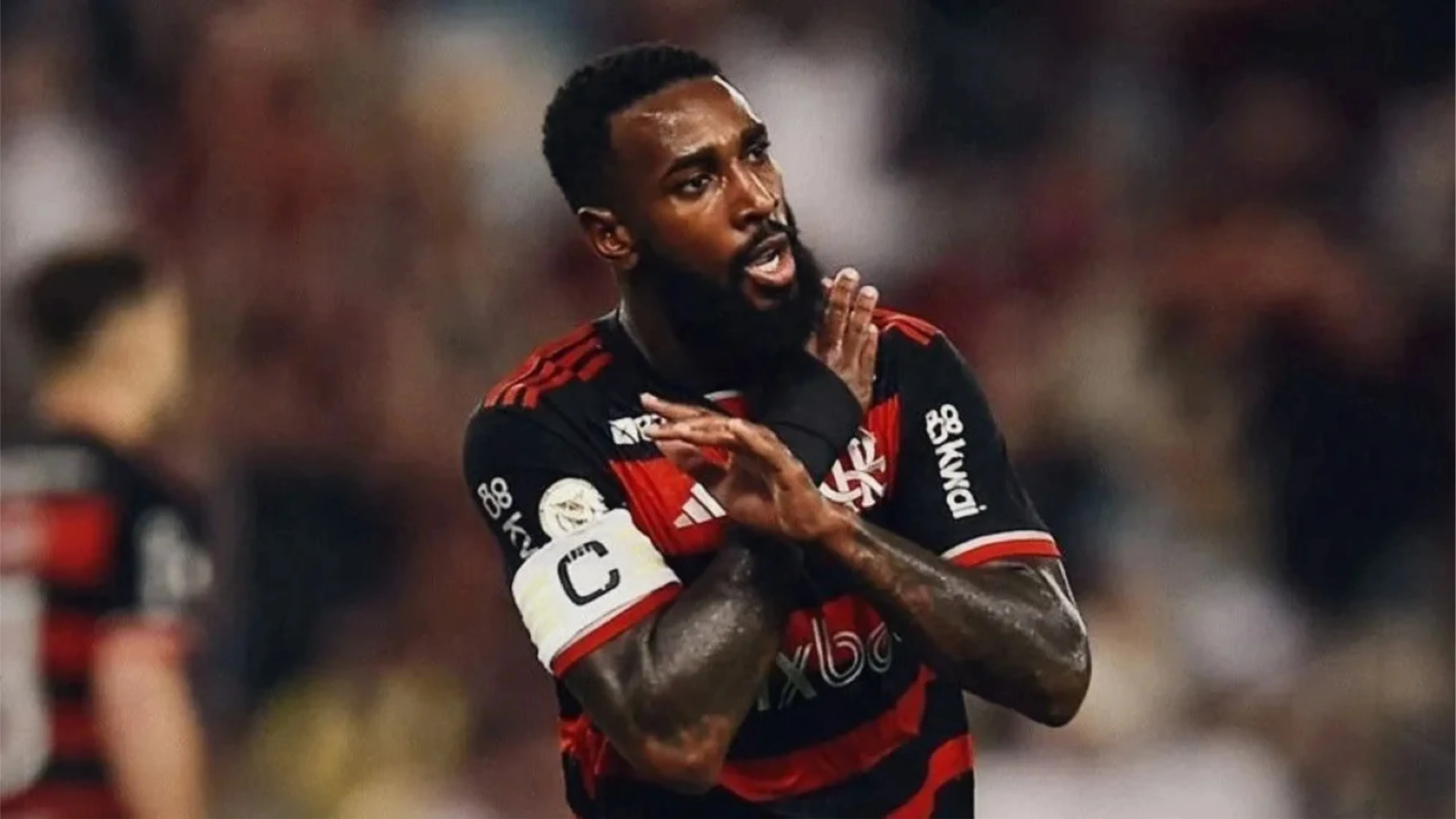 Meio-campista levou cartão vermelho após entrada dura em jogador do Bahia