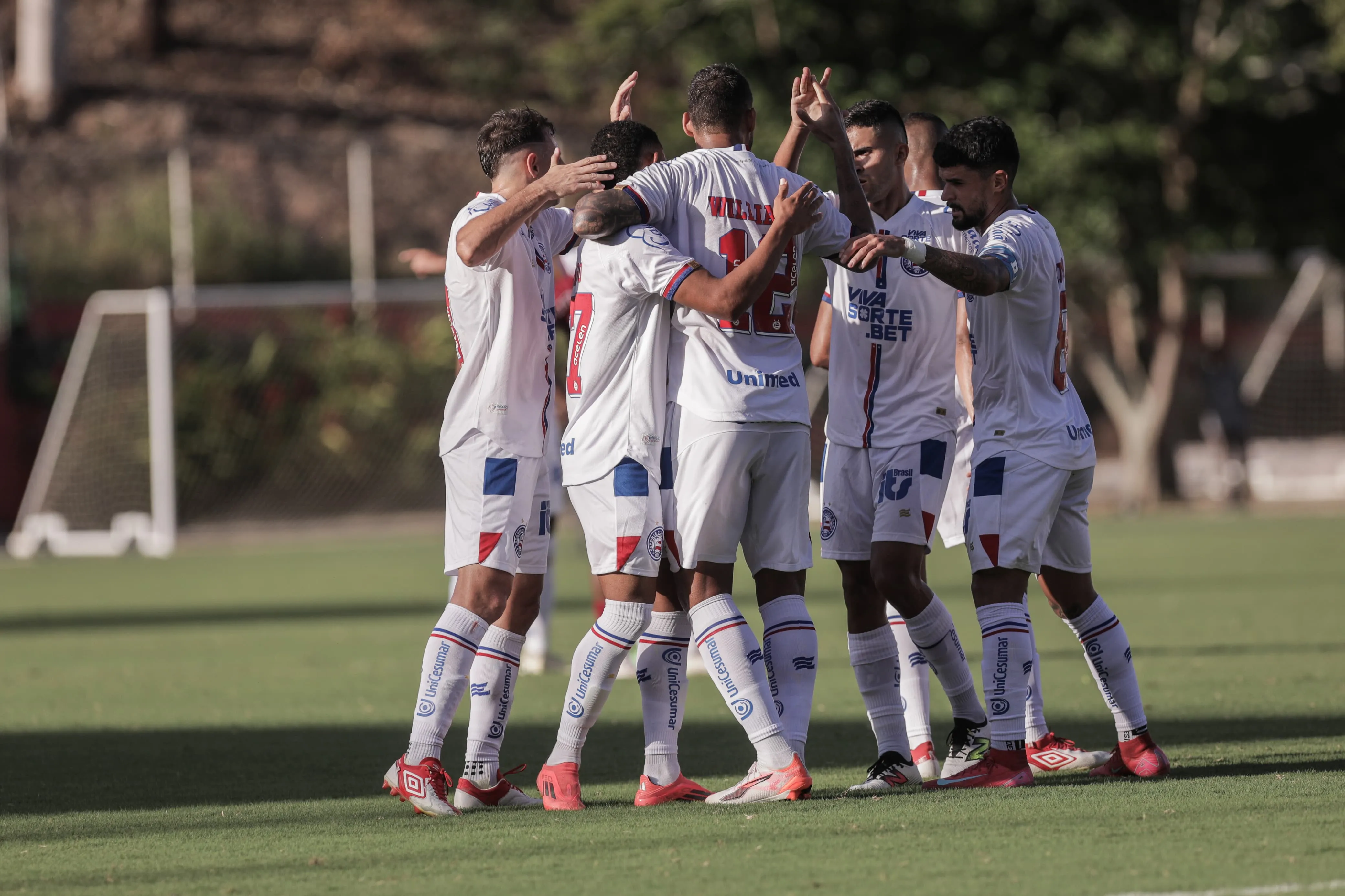 Bahia vence o Barcelona-BA direto do Barradão