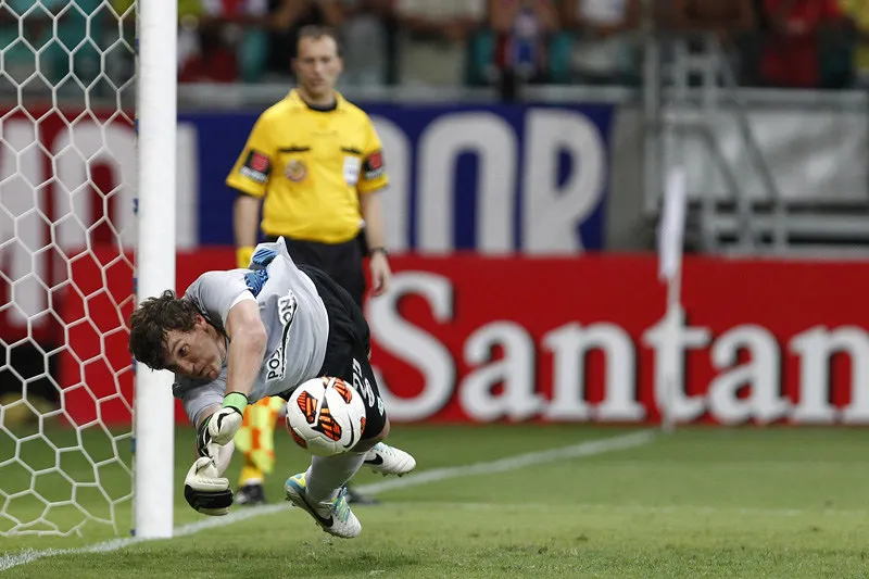 Franco Armani, goleiro do Atlético Nacional, pegando o pênalti batido pelo maia Fabrício