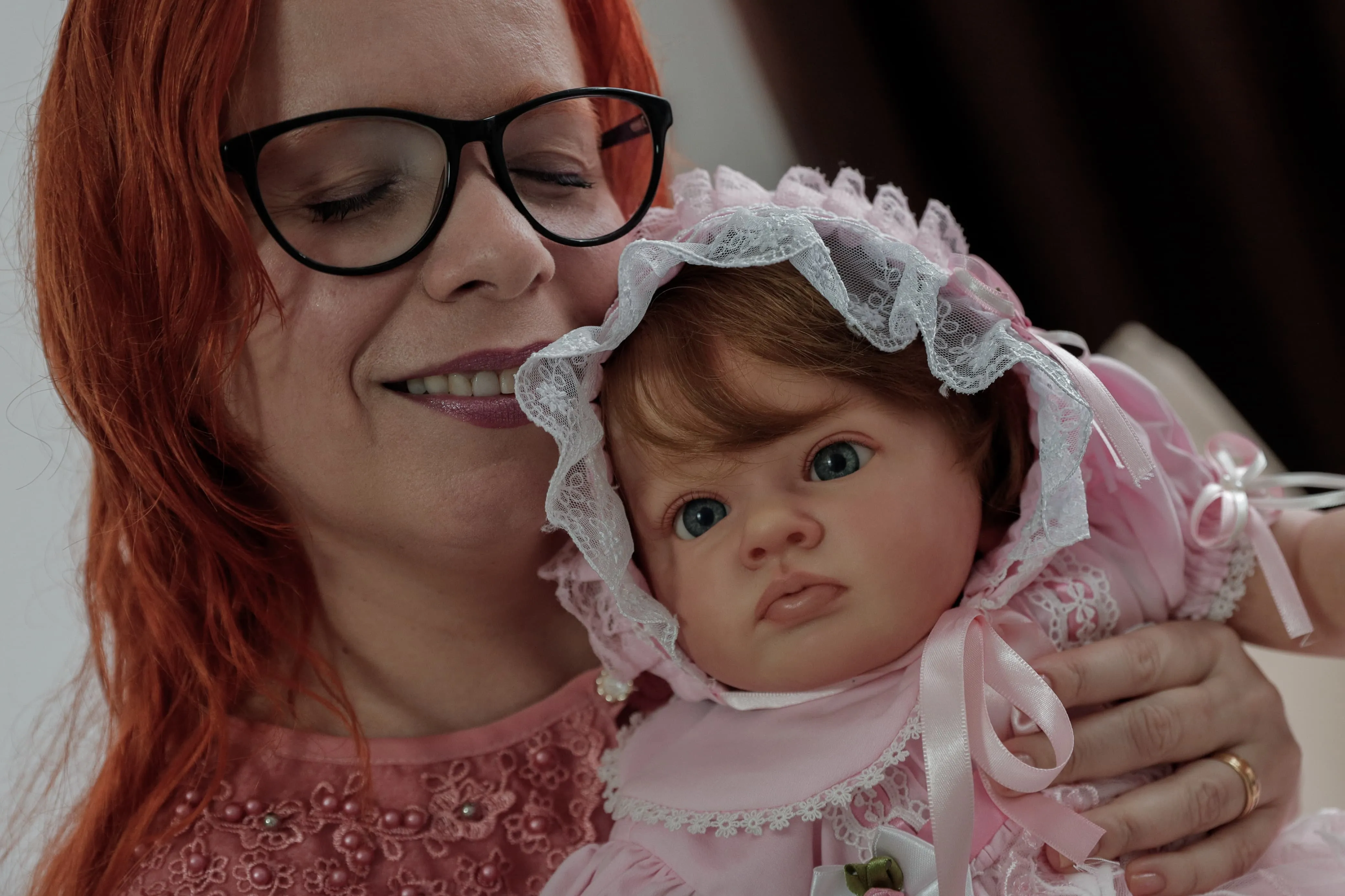 Rosana e uma de suas bonecas