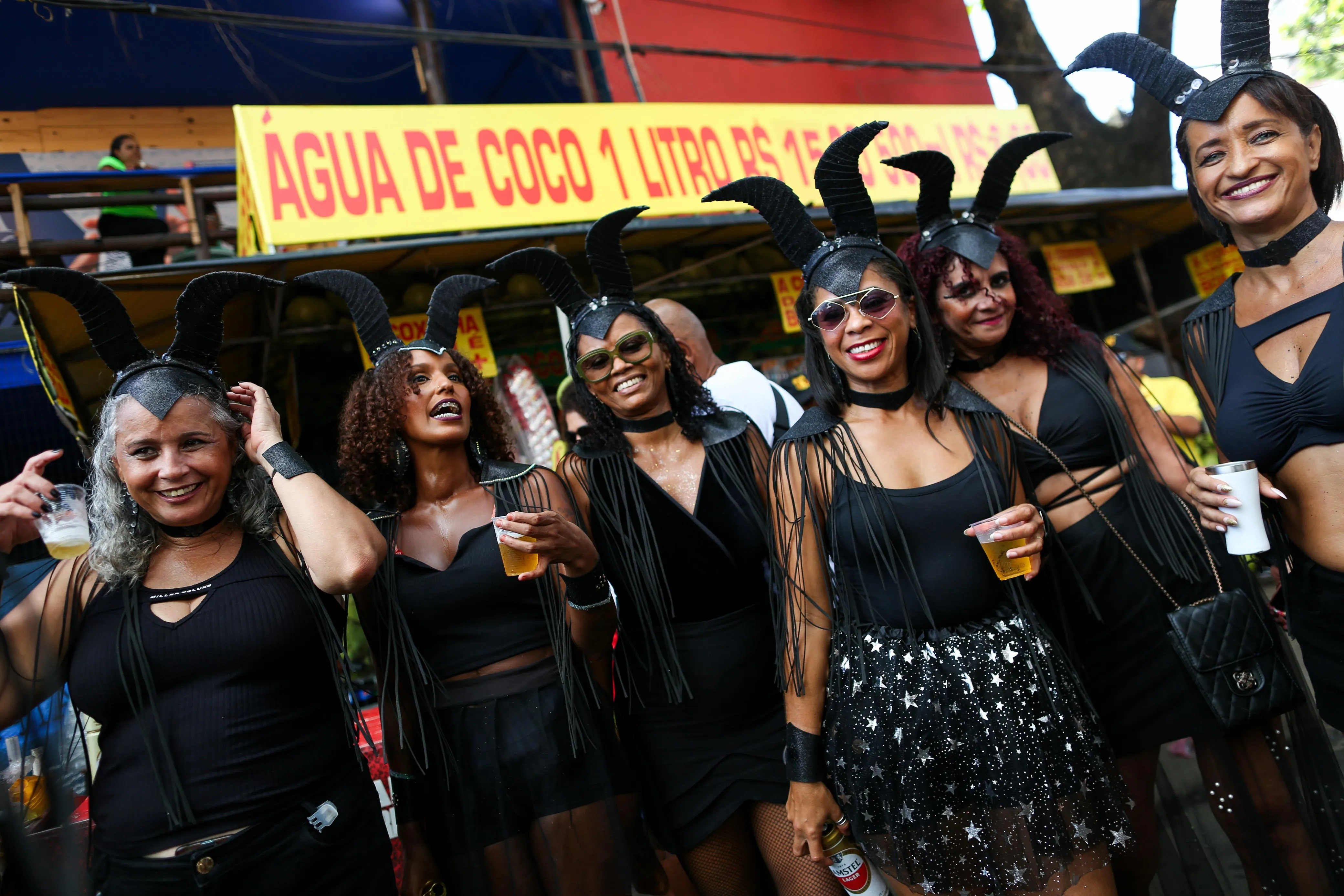 Foliãs fantasiadas de Malévola no Furdunço em Salvador