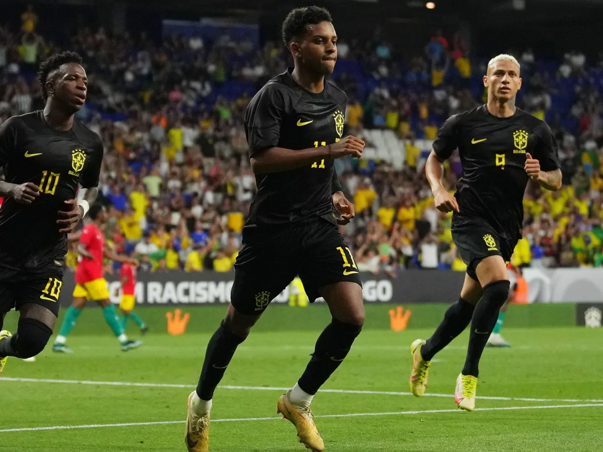 Jogadores da seleção brasileira com a camisa preta.