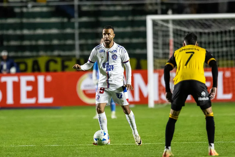 Caio Alexandre atuando pelo Bahia na Libertadores, contra o The Strongest, no jogo de ida